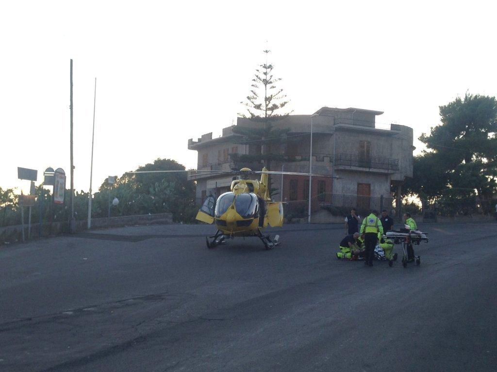 CICLISTA INVESTITO A SANTA MARIA DI LICODIA, INTERVIENE ELISOCCORSO - LE FOTO