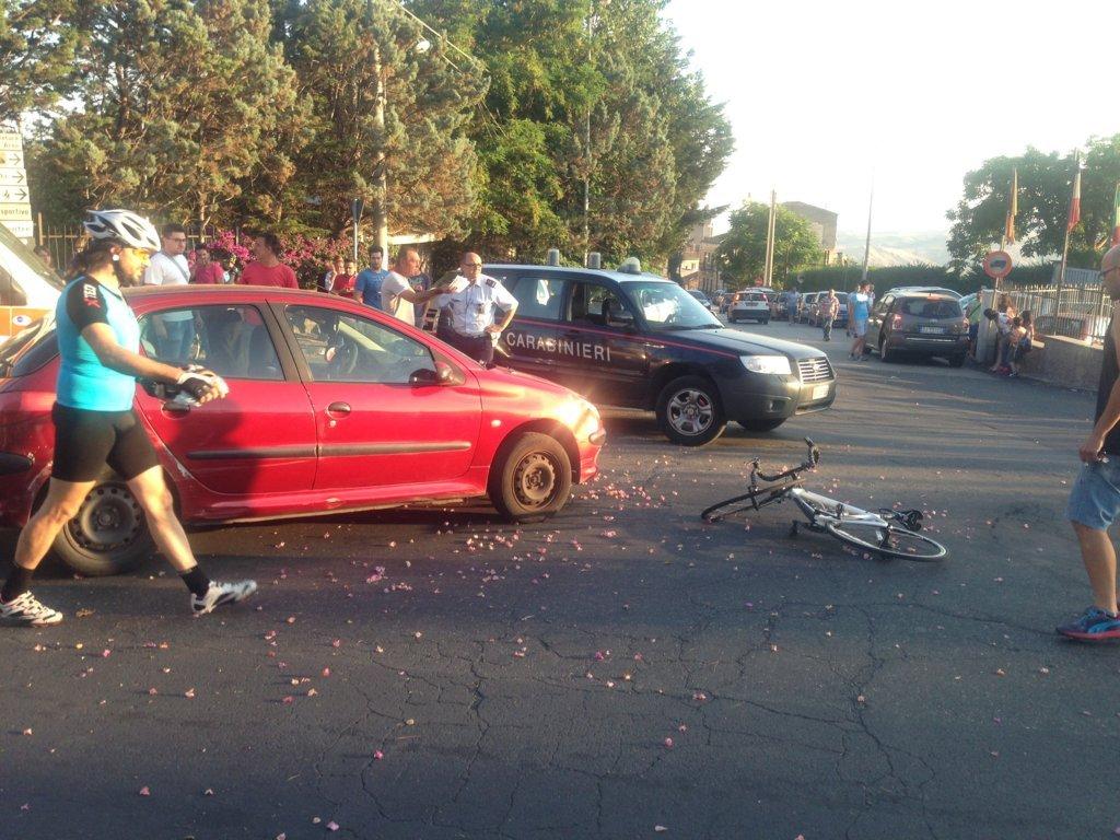 CICLISTA INVESTITO A SANTA MARIA DI LICODIA, INTERVIENE ELISOCCORSO - LE FOTO