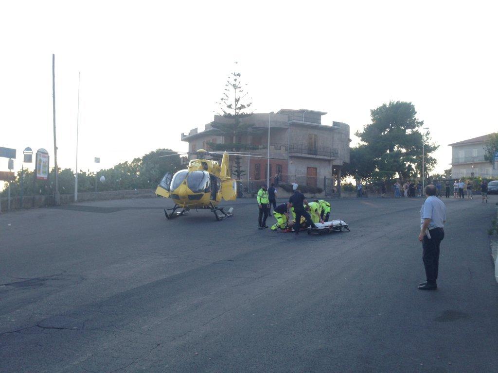 CICLISTA INVESTITO A SANTA MARIA DI LICODIA, INTERVIENE ELISOCCORSO - LE FOTO