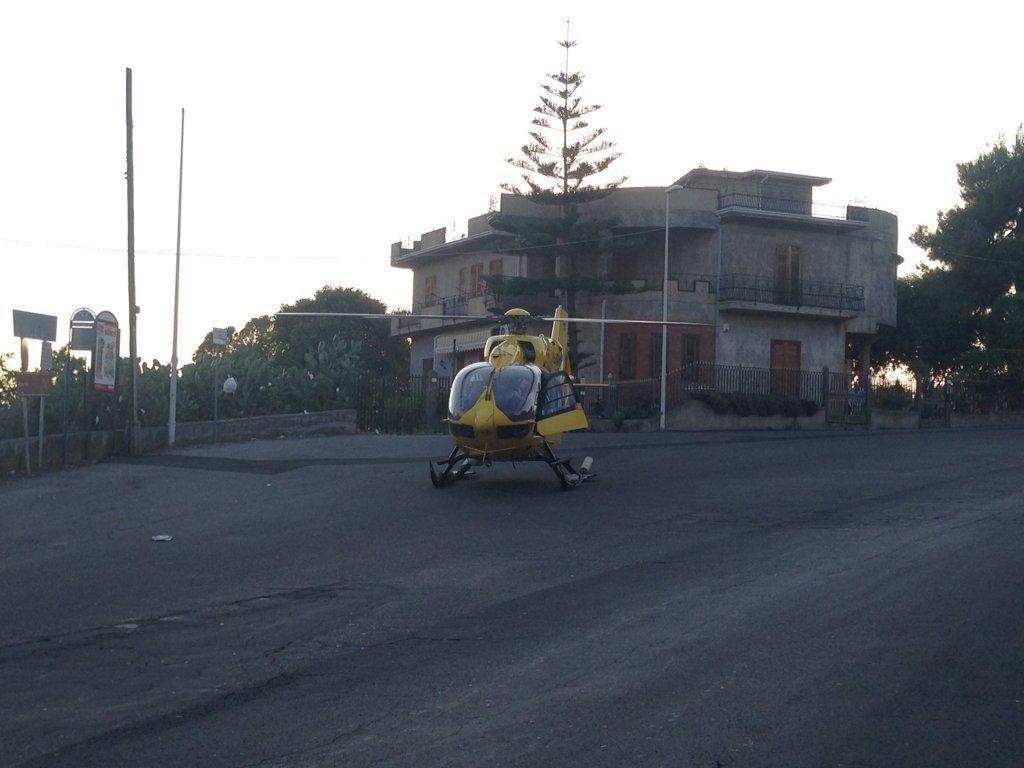 CICLISTA INVESTITO A SANTA MARIA DI LICODIA, INTERVIENE ELISOCCORSO - LE FOTO
