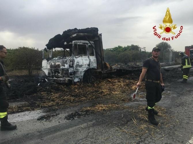 PATERNÒ: A FUOCO CAMION CHE TRASPORTAVA PAGLIA - FOTO