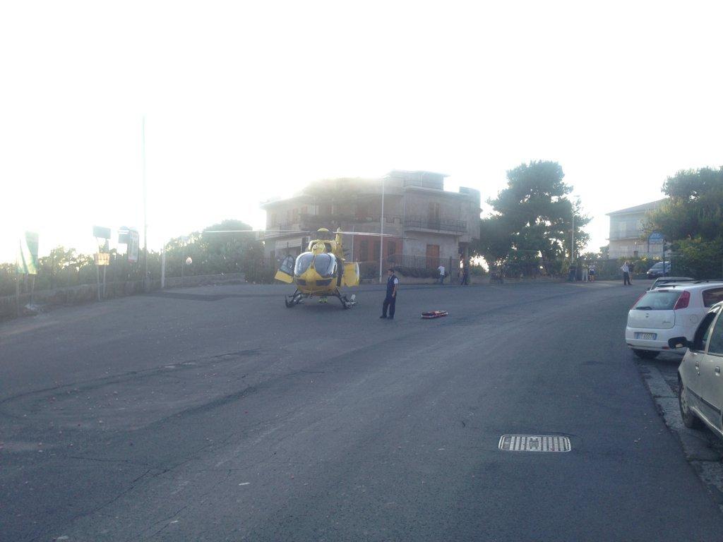 CICLISTA INVESTITO A SANTA MARIA DI LICODIA, INTERVIENE ELISOCCORSO - LE FOTO