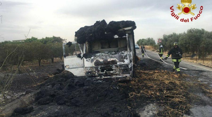 PATERNÒ: A FUOCO CAMION CHE TRASPORTAVA PAGLIA - FOTO