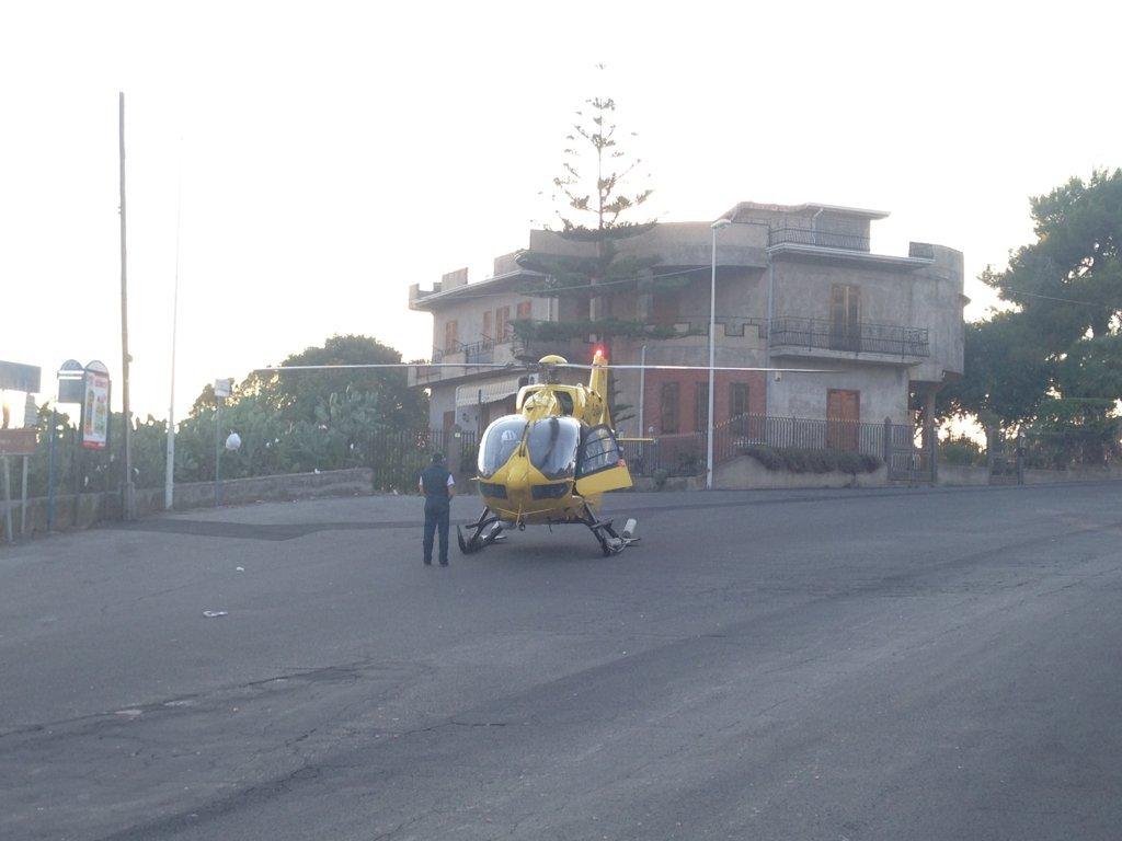 CICLISTA INVESTITO A SANTA MARIA DI LICODIA, INTERVIENE ELISOCCORSO - LE FOTO