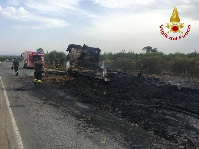 PATERNÒ: A FUOCO CAMION CHE TRASPORTAVA PAGLIA - FOTO
