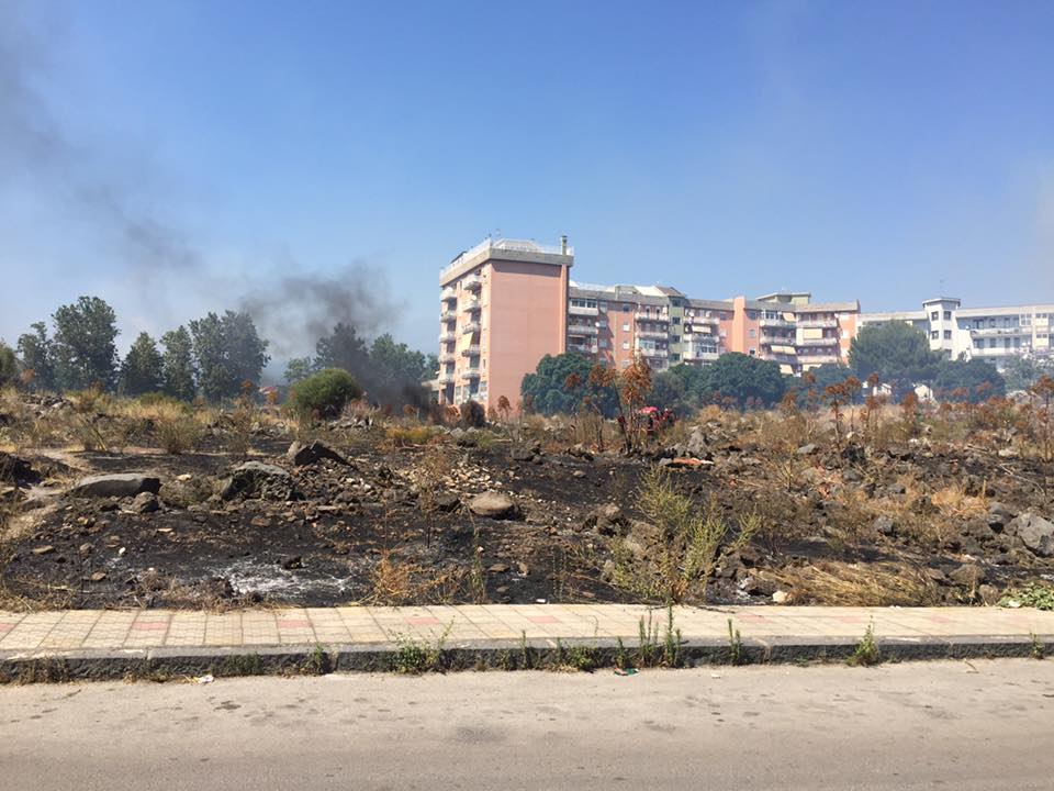PATERNO' INCENDIO DI STERPAGLIE - FOTO