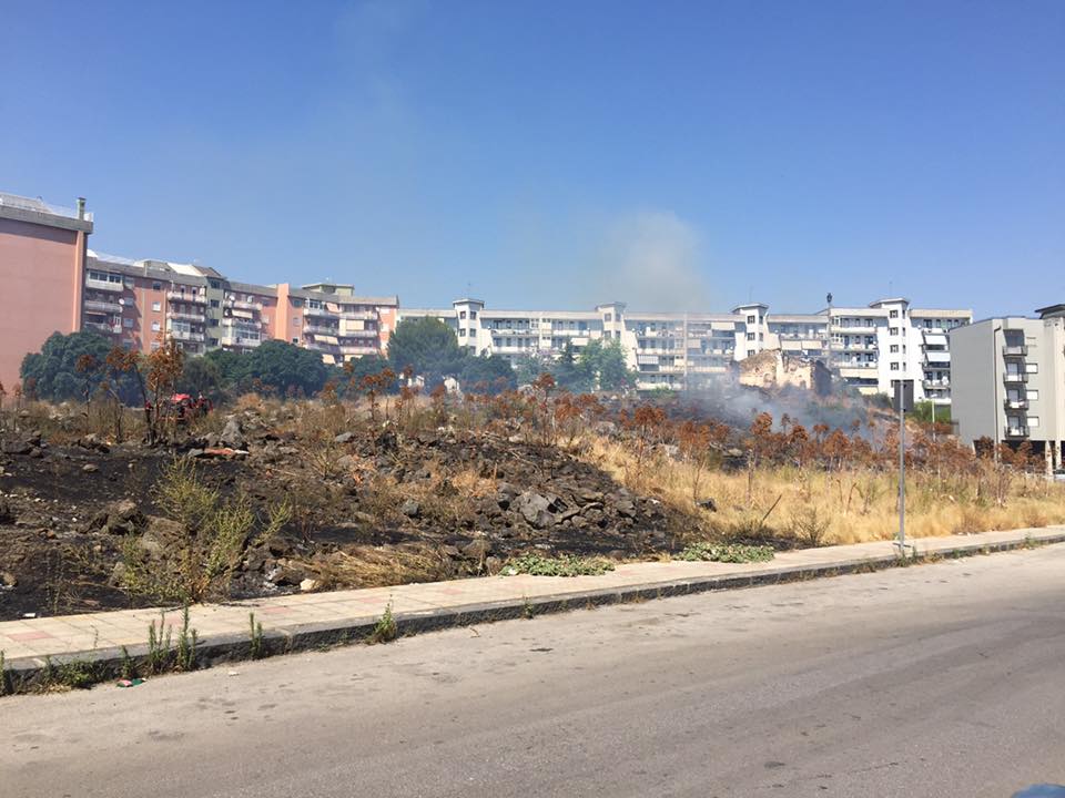 PATERNO' INCENDIO DI STERPAGLIE - FOTO