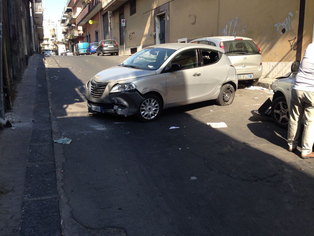 PATERNO' INCIDENTE INCROCIO VIA C.RENNA VIA BELLINI