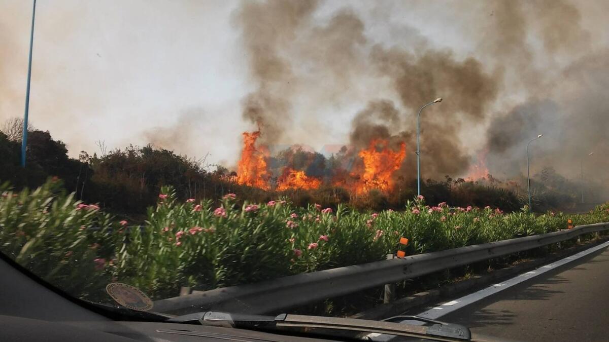 CATANIA- INCENDIO IN TANGENZIALE TRAFFICO RALLENTATO –  FOTO - 