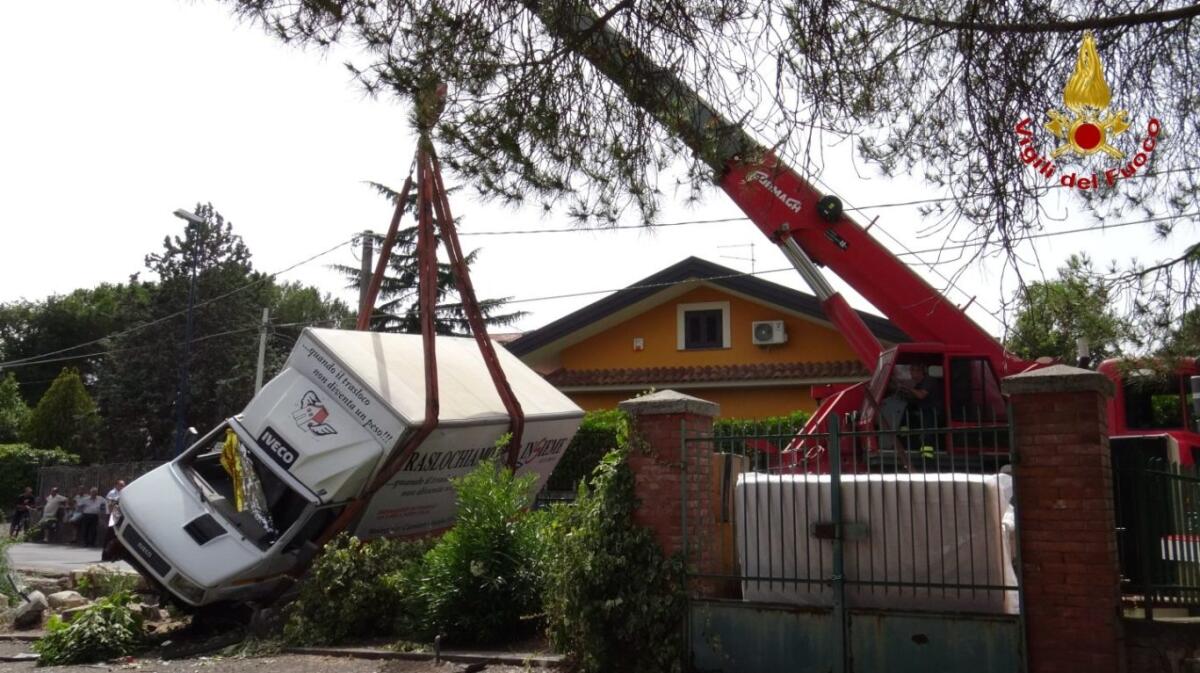 PEDARA: CAMION TRASLOCHI SI RIBALTA E FINISCE DENTRO PROPRIETÀ PRIVATA, FERITO AUTISTA - 