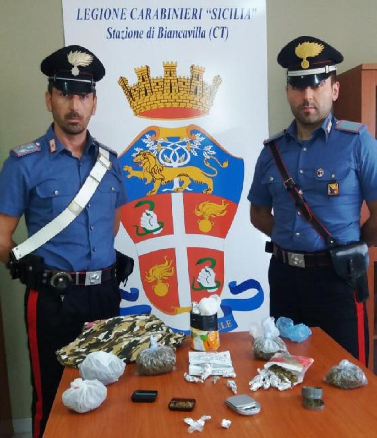 BIANCAVILLA: SPACCIAVANO DA CASA, DUE ARRESTI - 