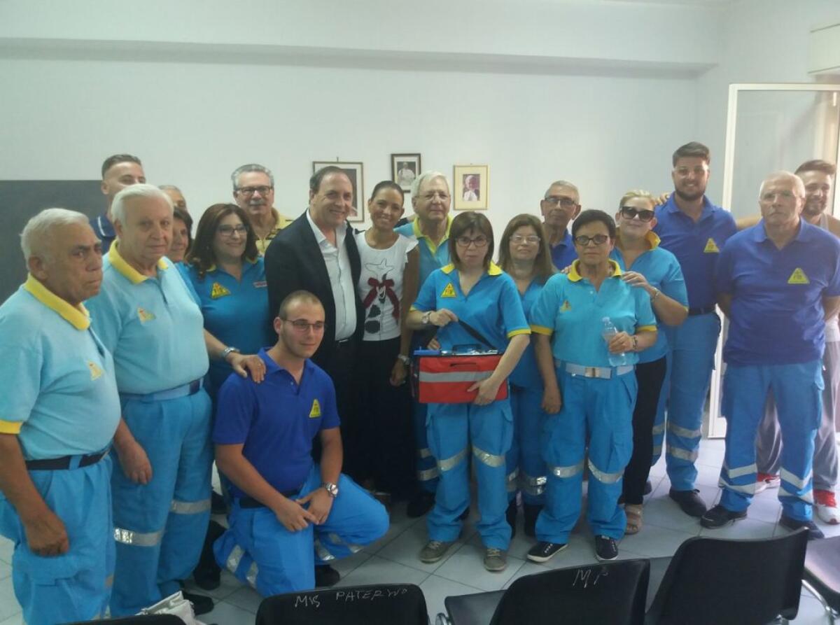 PATERNÒ, IL SINDACO NASO CONSEGNA UN ASPIRATORE POLMONARE ALLA MISERICORDIA - 