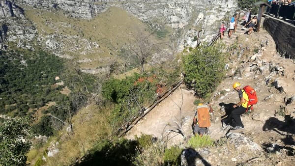 SIRACUSA: TURISTA CADE NELLA RISERVA CAVAGRANDE, SALVATO DAL SOCCORSO ALPINO DI NICOLOSI - 