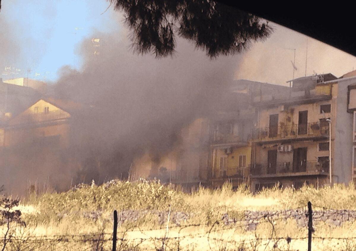 PATERNO’  INCENDIO DI STERPAGLIE IN VIA NAZARIO SAURO  – FOTO - 