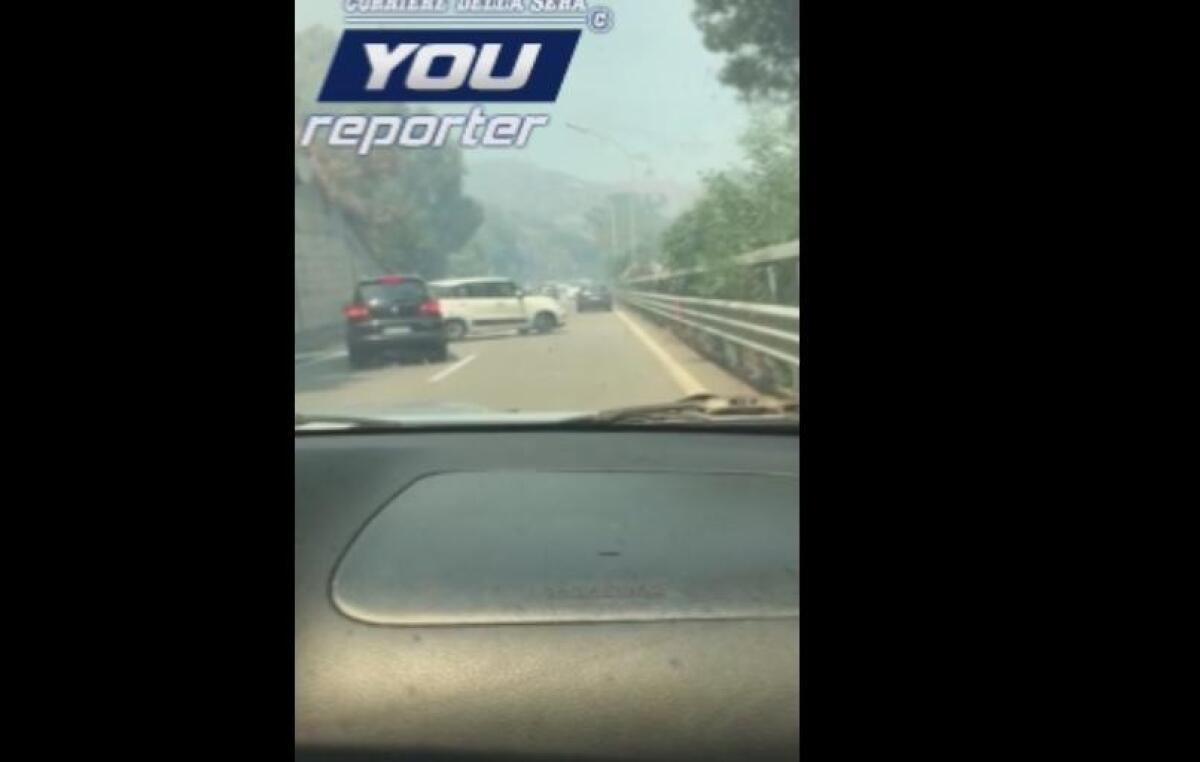 TAORMINA: INCENDIO SULLA COLLINA CHIUSO SVINCOLO AUTOSTRADA - 