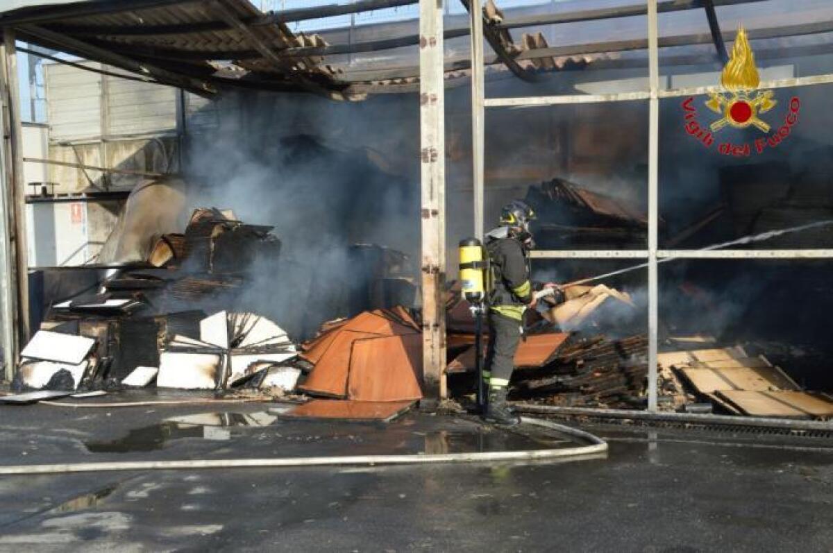 SCORDIA: INCENDIO DISTRUGGE FABBRICA DI MOBILI - FOTO - 