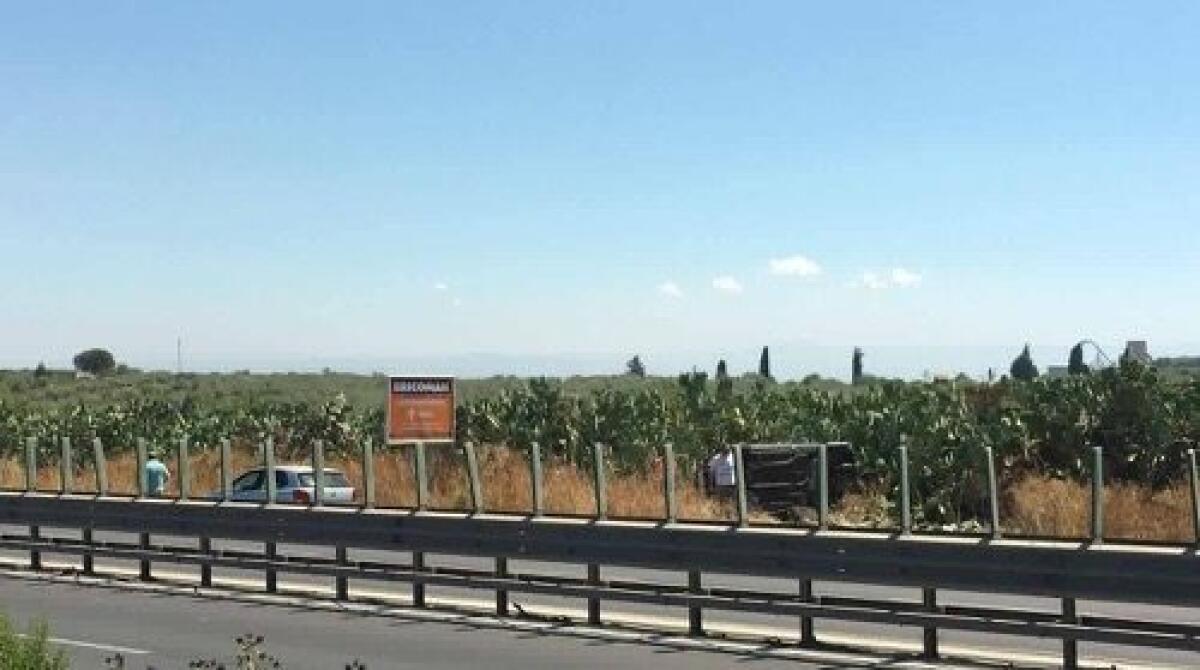 INCIDENTE SS 121 - AUTO RIBALTATA - 