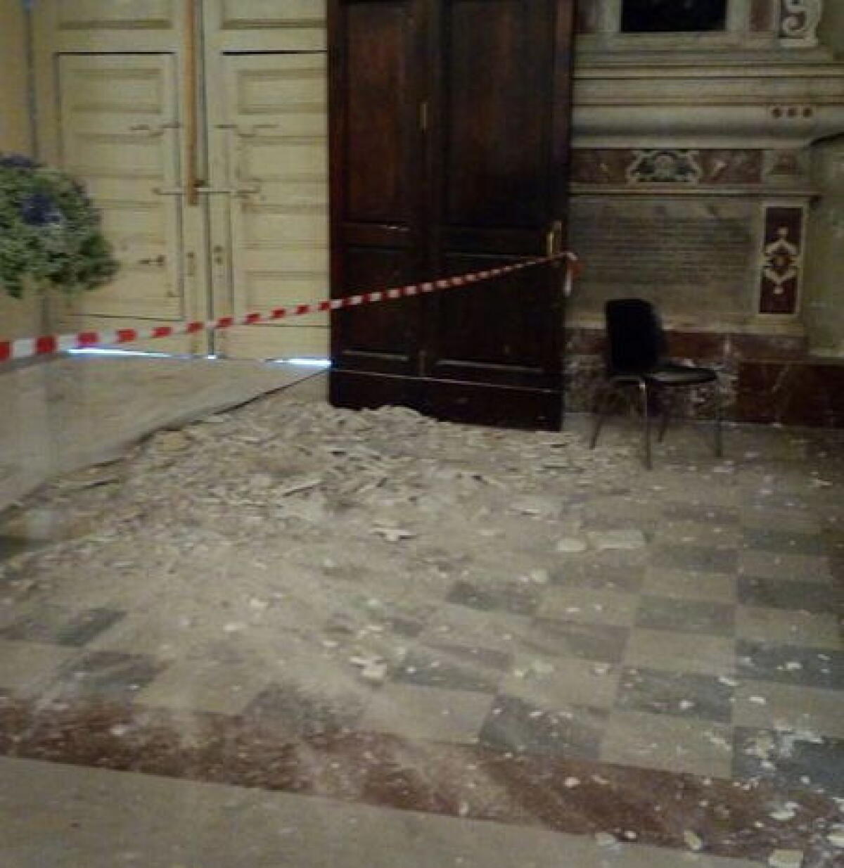 ACIREALE: CROLLA INTONACO DAL TETTO DEL DUOMO DURANTE MATRIMONIO,  IL BIMBO IN CODICE ROSSO - 
