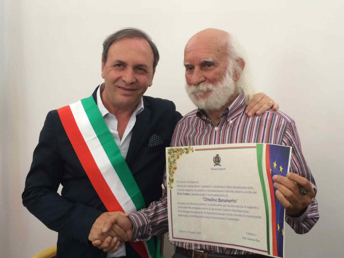 IL PROF. ENZO INDACO DONA IL PREMIO "PERGAMENA PIRANDELLO 2017" ALLA CITTÀ DI PATERNÒ - 