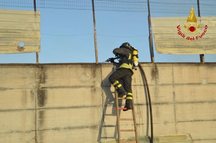 SCORDIA: INCENDIO DISTRUGGE FABBRICA DI MOBILI - FOTO