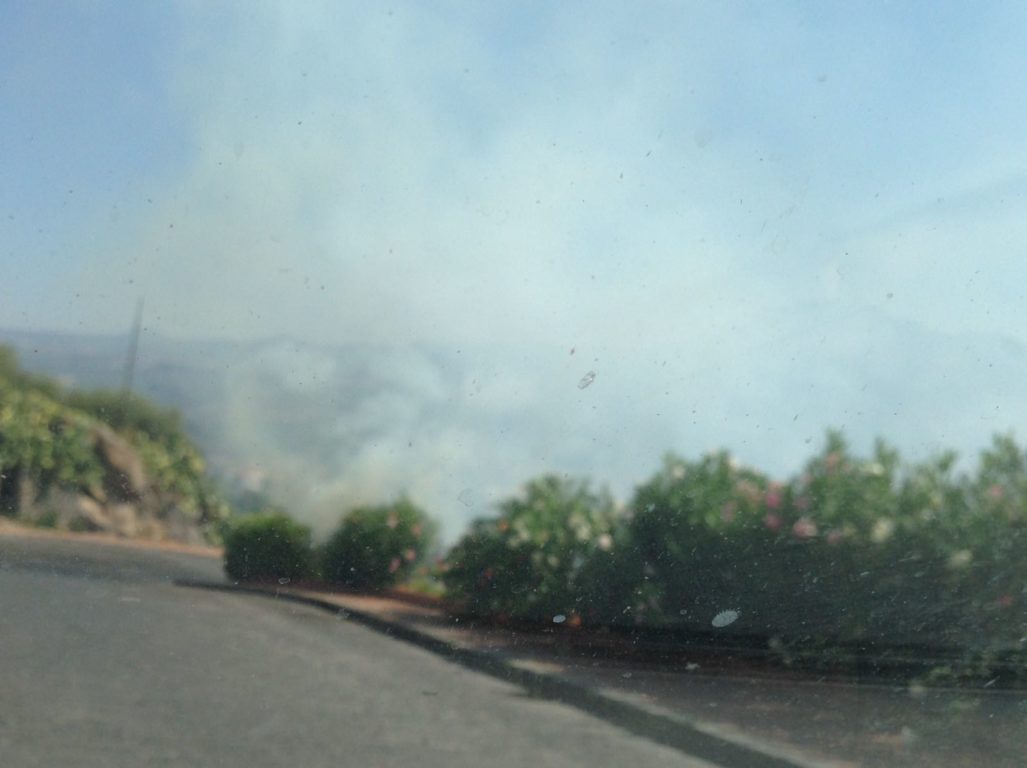 PATERNO' IN FIAMME LE STERPAGLIE VICINO AL CASTELLO
