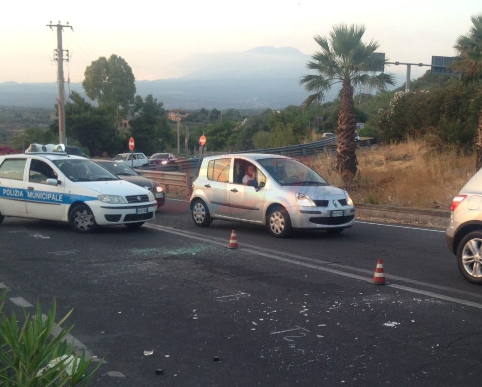 TAMPONAMENTO TRA 3 AUTO AL CORSO ITALIA: 3 FERITI