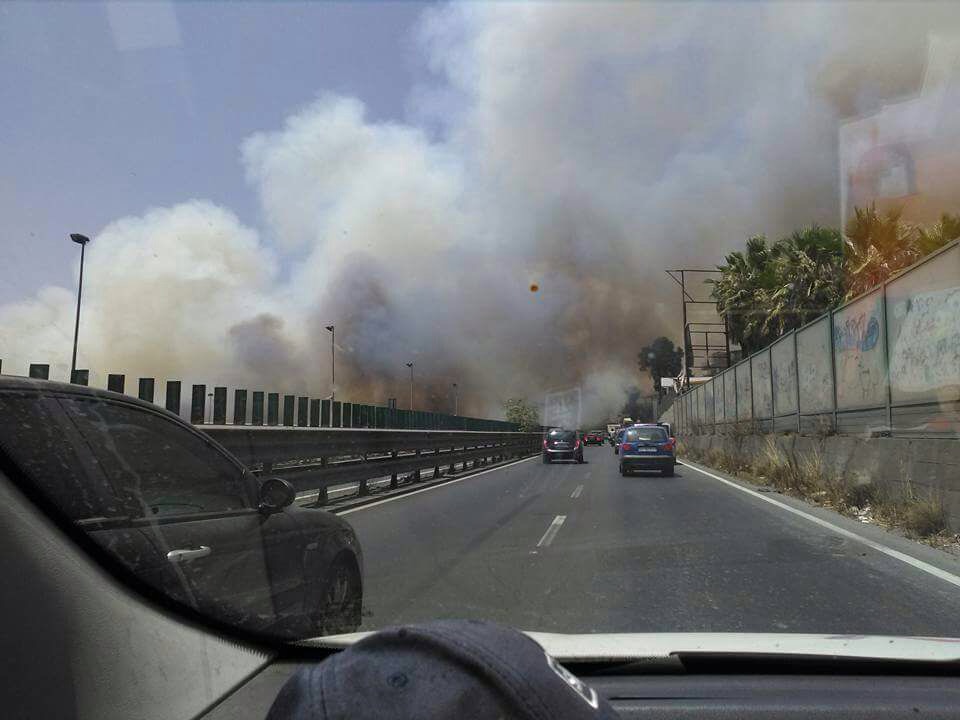 VASTO INCENDIO SS121 IN TERRITORIO MISTERBIANCO - FORTE RALLENTAMENTI SUL TRAFFICO