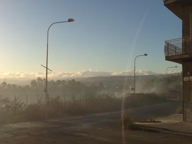 PATERNO’  INCENDIO DI STERPAGLIE IN VIA NAZARIO SAURO  – FOTO