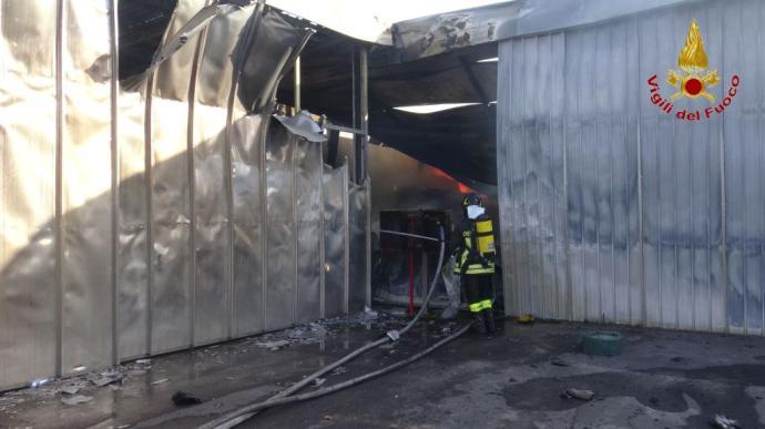 SCORDIA: INCENDIO DISTRUGGE FABBRICA DI MOBILI - FOTO