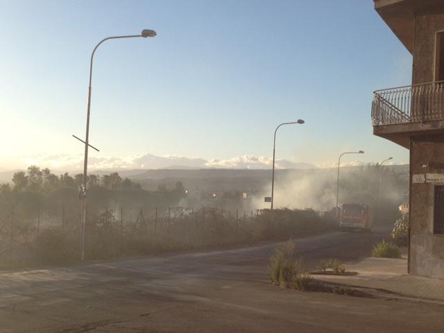 PATERNO’  INCENDIO DI STERPAGLIE IN VIA NAZARIO SAURO  – FOTO