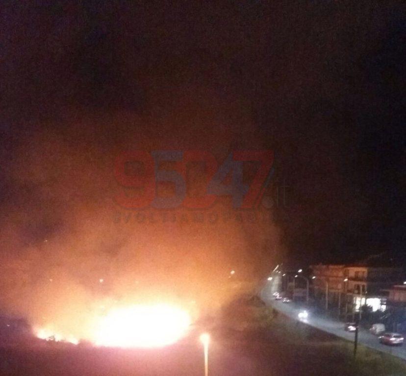 PATERNO' INCENDIO IN CORSO ITALIA, NIENTE VIGILI E FUMO NELLE CASE - LE FOTO