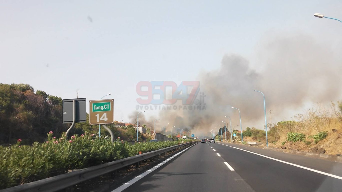 CATANIA- INCENDIO IN TANGENZIALE TRAFFICO RALLENTATO –  FOTO