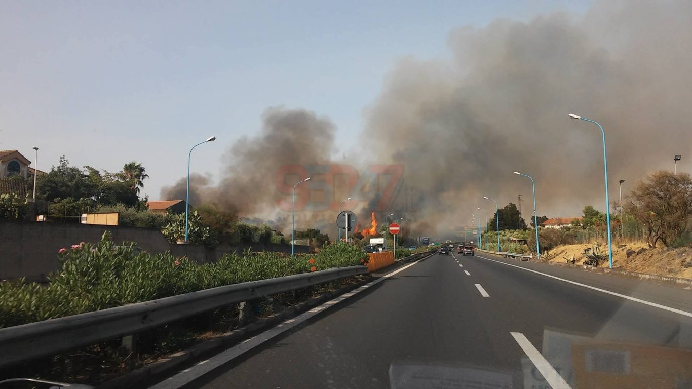 CATANIA- INCENDIO IN TANGENZIALE TRAFFICO RALLENTATO –  FOTO