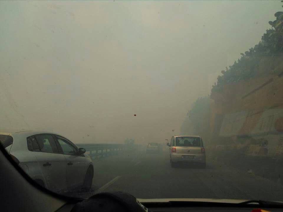 VASTO INCENDIO SS121 IN TERRITORIO MISTERBIANCO - FORTE RALLENTAMENTI SUL TRAFFICO
