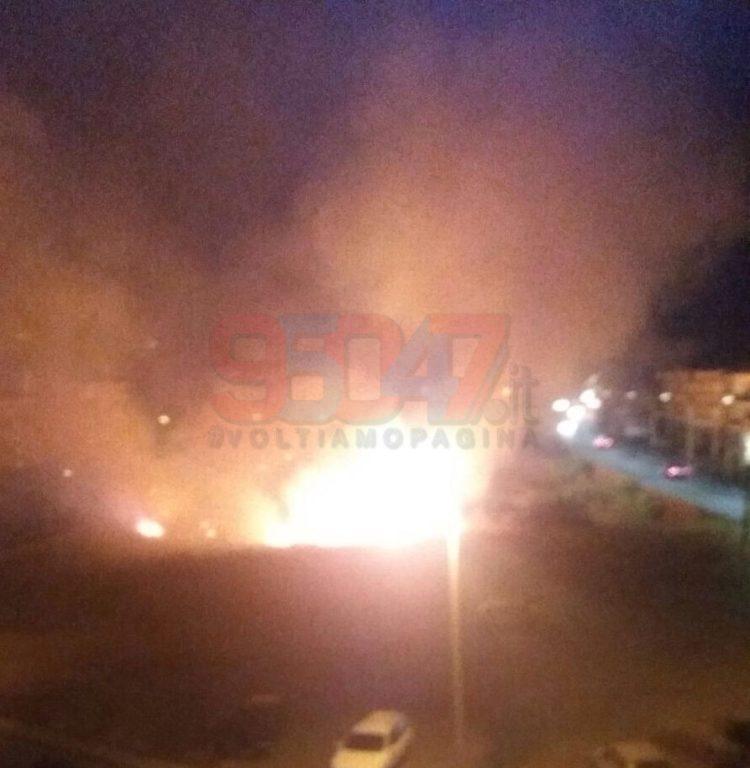 PATERNO' INCENDIO IN CORSO ITALIA, NIENTE VIGILI E FUMO NELLE CASE - LE FOTO