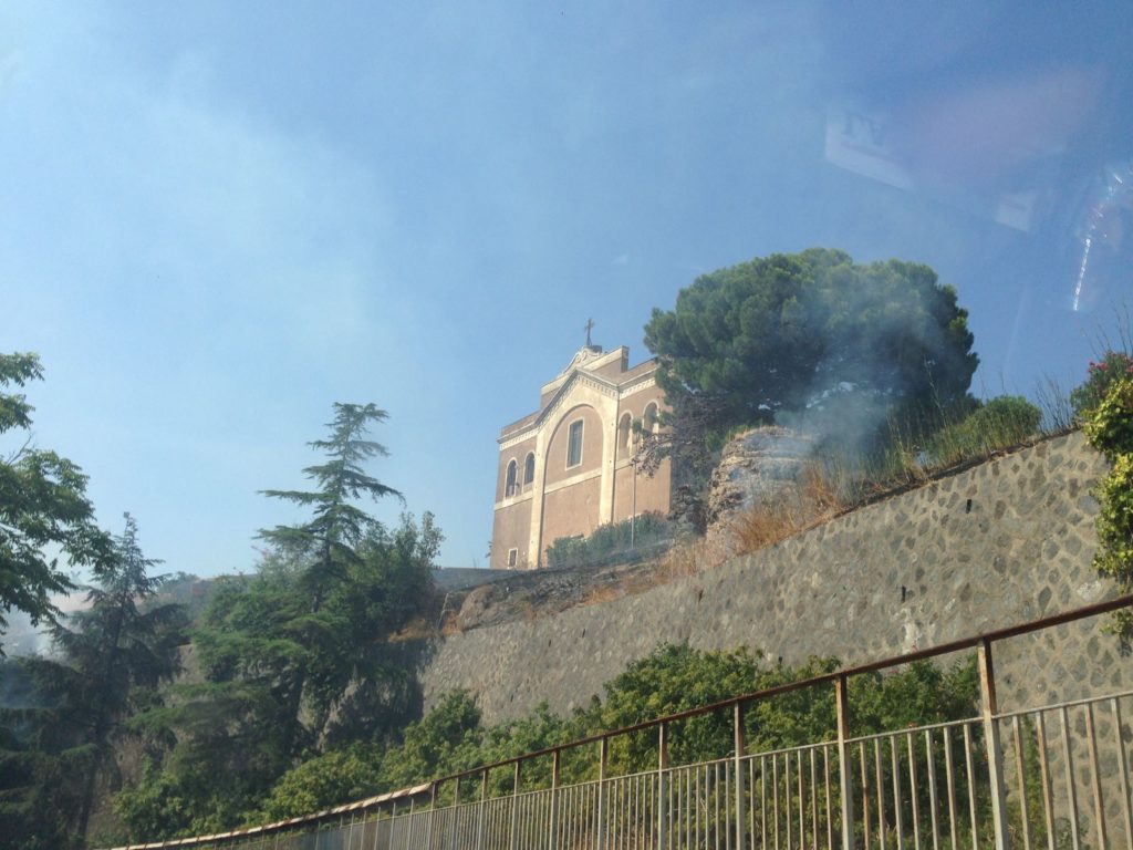 PATERNO' IN FIAMME LE STERPAGLIE VICINO AL CASTELLO