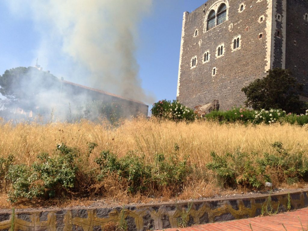 PATERNO' IN FIAMME LE STERPAGLIE VICINO AL CASTELLO