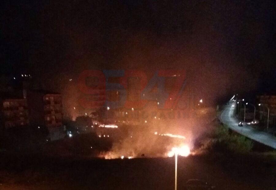 PATERNO' INCENDIO IN CORSO ITALIA, NIENTE VIGILI E FUMO NELLE CASE - LE FOTO