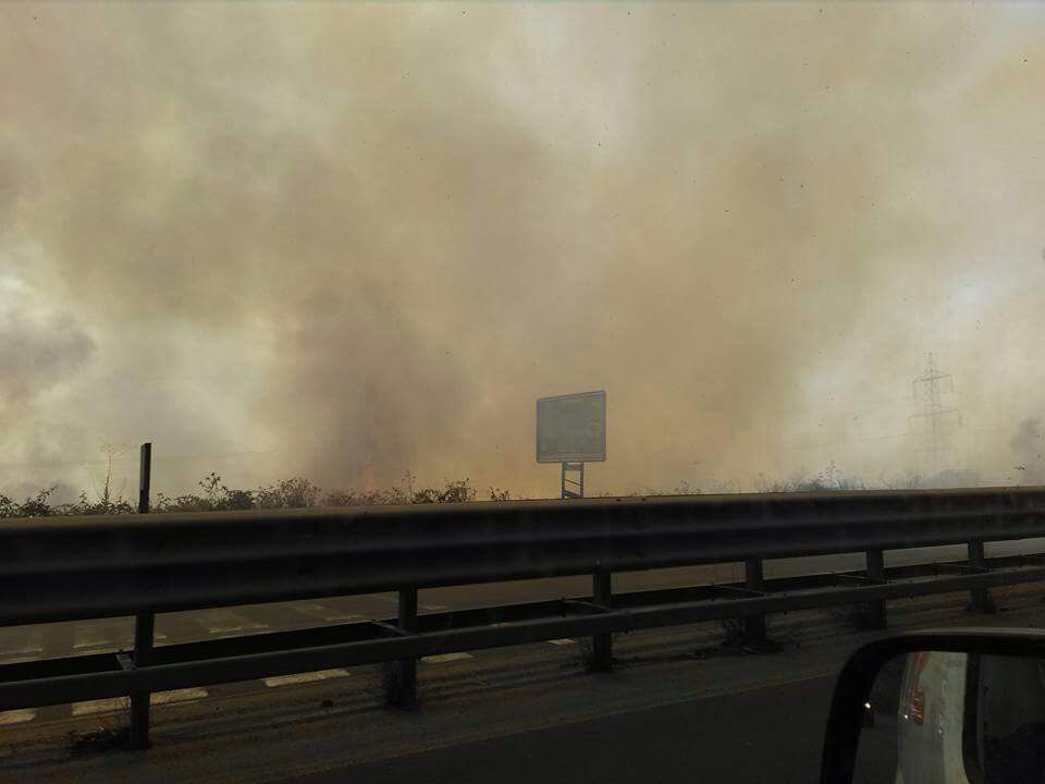 VASTO INCENDIO SS121 IN TERRITORIO MISTERBIANCO - FORTE RALLENTAMENTI SUL TRAFFICO