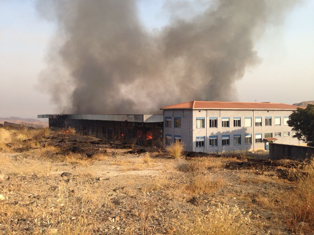 MOTTA SANT'ANASTASTIA: MAGAZZINO DISTRUTTO DALLE FIAMME - FOTO E VIDEO
