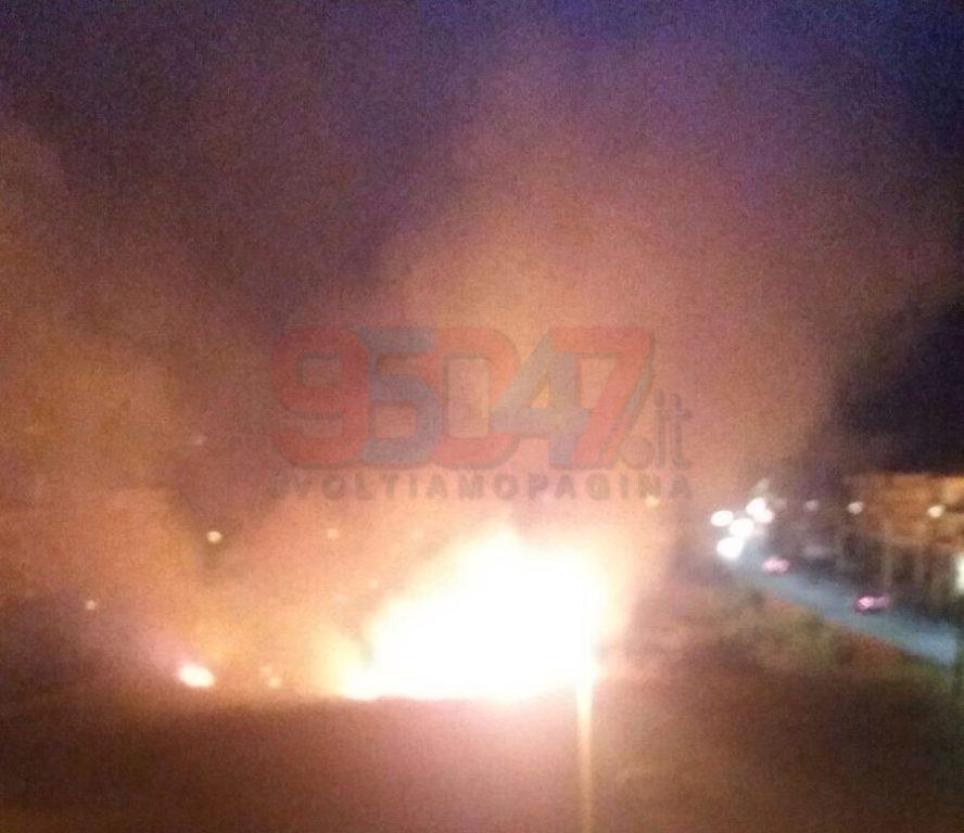 PATERNO' INCENDIO IN CORSO ITALIA, NIENTE VIGILI E FUMO NELLE CASE - LE FOTO