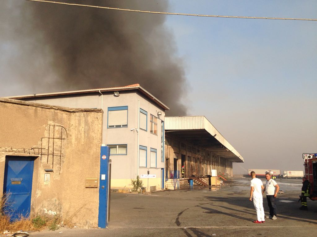 MOTTA SANT'ANASTASTIA: MAGAZZINO DISTRUTTO DALLE FIAMME - FOTO E VIDEO