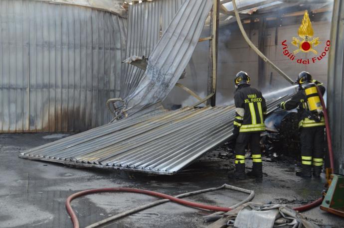 SCORDIA: INCENDIO DISTRUGGE FABBRICA DI MOBILI - FOTO