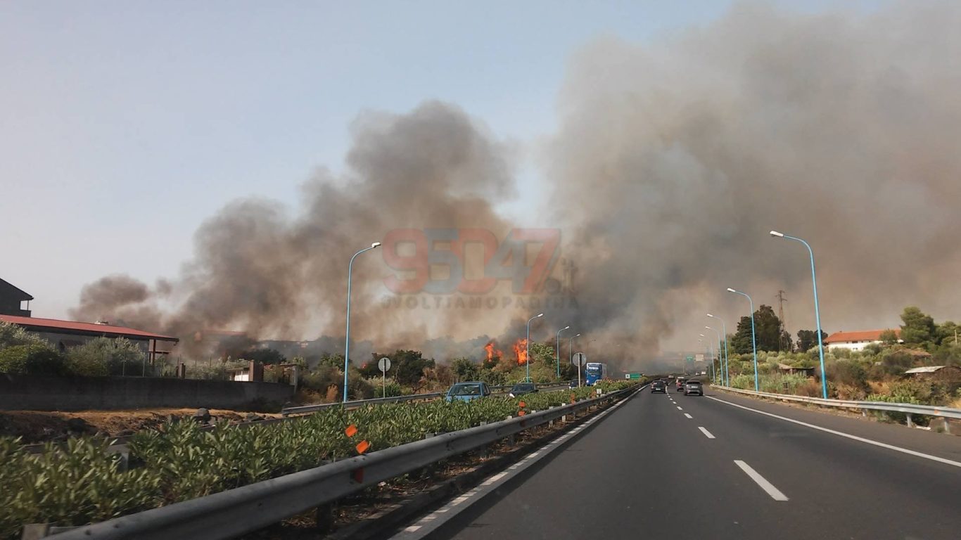 CATANIA- INCENDIO IN TANGENZIALE TRAFFICO RALLENTATO –  FOTO