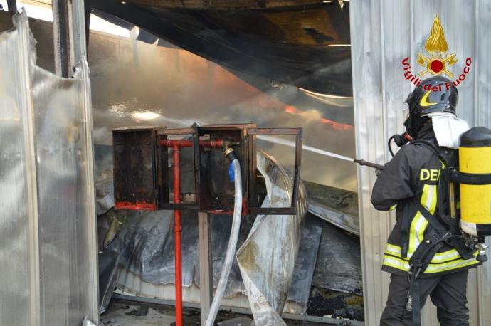 SCORDIA: INCENDIO DISTRUGGE FABBRICA DI MOBILI - FOTO