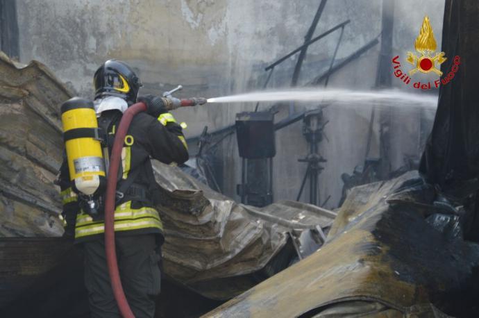 SCORDIA: INCENDIO DISTRUGGE FABBRICA DI MOBILI - FOTO