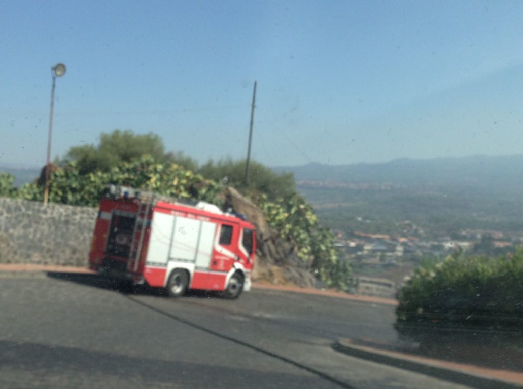 PATERNO' IN FIAMME LE STERPAGLIE VICINO AL CASTELLO
