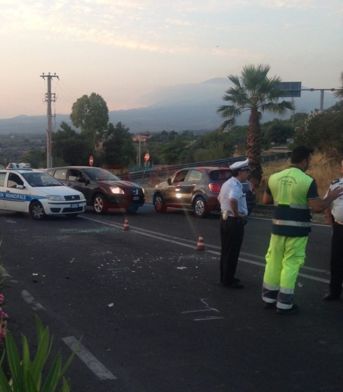 TAMPONAMENTO TRA 3 AUTO AL CORSO ITALIA: 3 FERITI