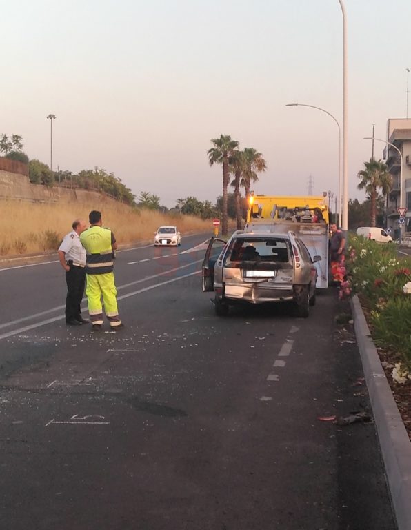 TAMPONAMENTO TRA 3 AUTO AL CORSO ITALIA: 3 FERITI
