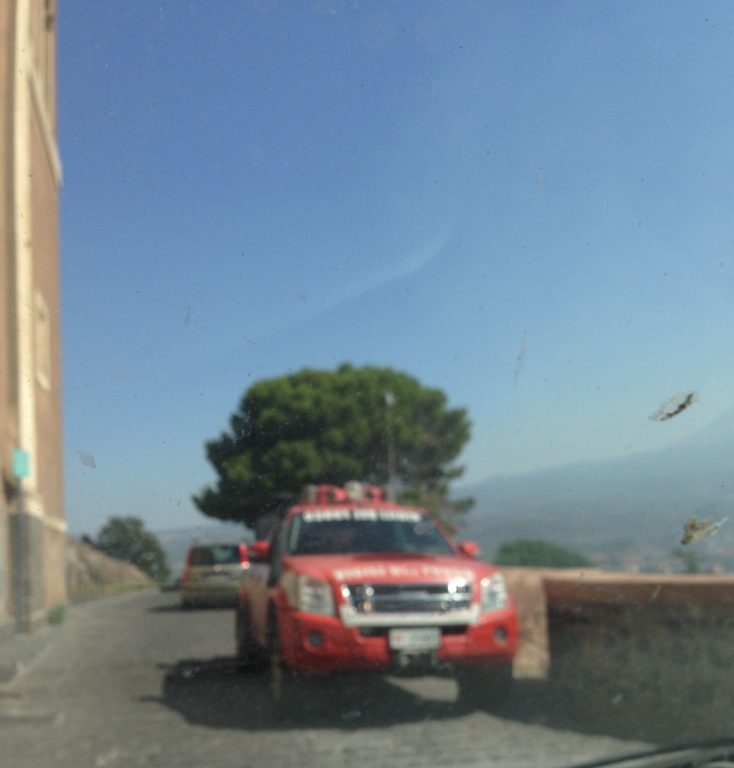 PATERNO' IN FIAMME LE STERPAGLIE VICINO AL CASTELLO